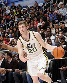 既贴近事实 既贴近事实